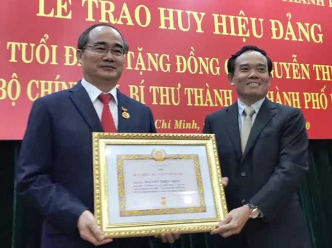 Ong Nguyen Thien Nhan nhan huy hieu 40 nam tuoi Dang