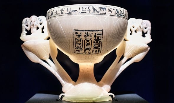Chiec ly mang ''loi nguyen'' bi an trong mo Vua Tutankhamun-Hinh-4