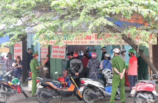 Thanh Hoa: Van con hang quan “lo” chi dao, mo ban giua 