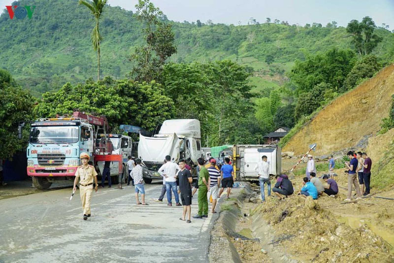 Lai lat xe container tai diem den Na Loi, Dien Bien