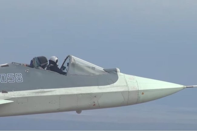Choáng với hình ảnh tiêm kích Su-57 bay với buồng lái mở toang