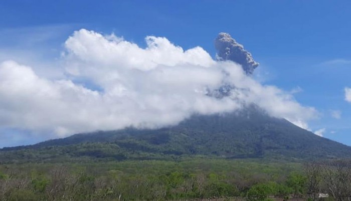 Nui lua o Indonesia 'thuc giac', cot tro bui cao den 4 km