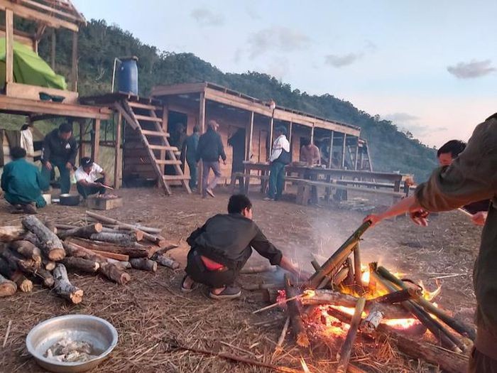 34 du khach TP HCM va nguoi dan duong mat lien lac tren nui Khanh Hoa-Hinh-3