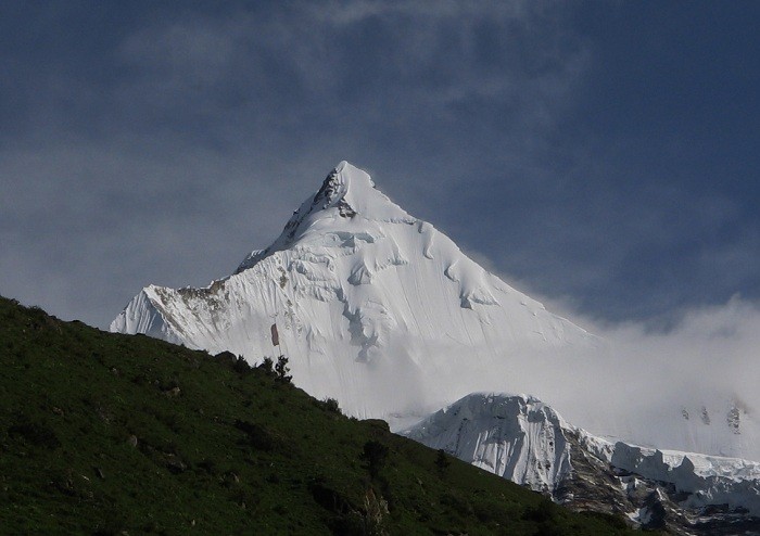 Bi an ve ngon nui linh thieng noi tieng Bhutan-Hinh-2