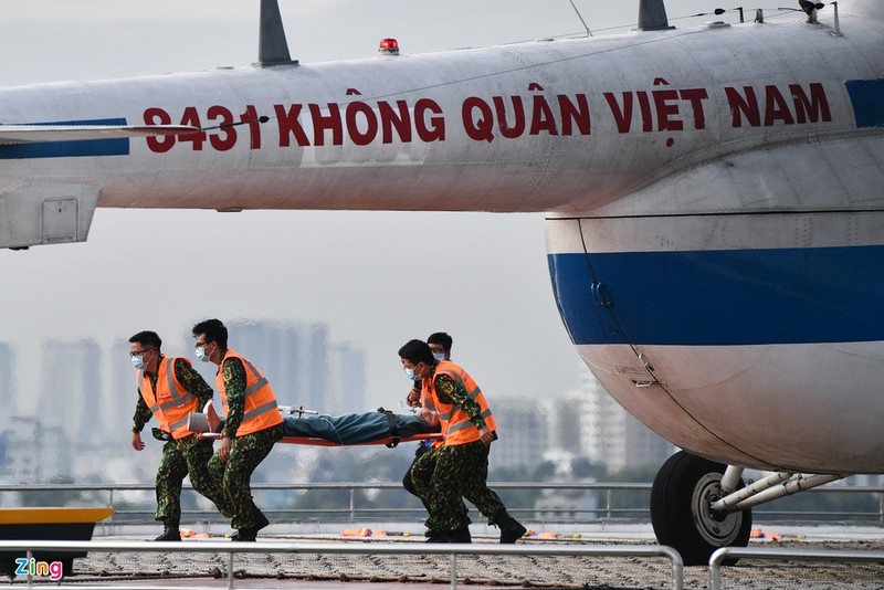 Chuyen bay cap cuu bang truc thang tren bau troi TP.HCM-Hinh-4