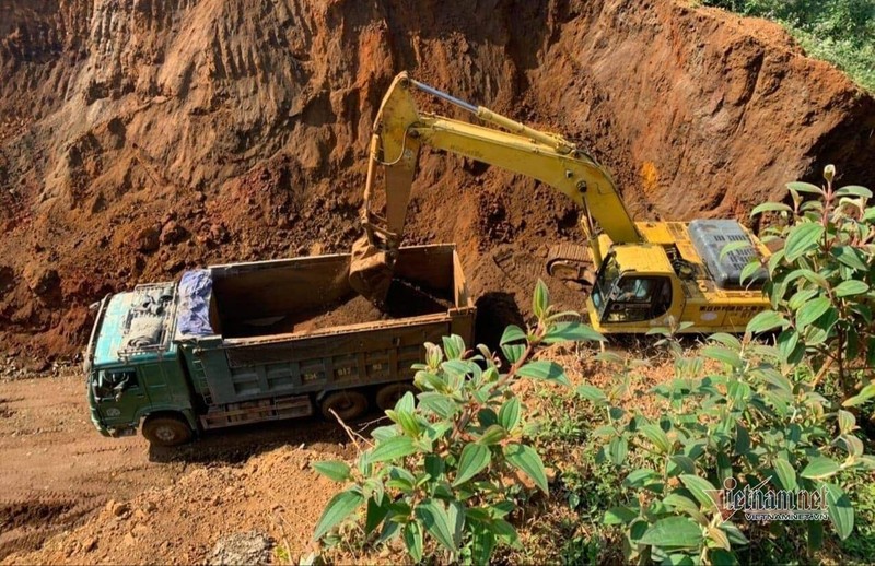 Ngang nhien khai thac quang sat trai phep tai Ha Giang