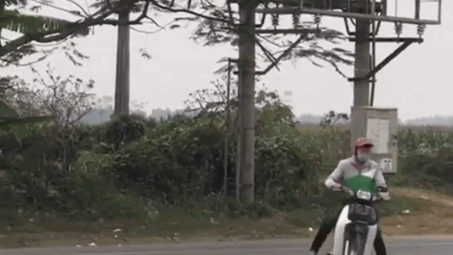 Video: Anh thanh nien “be lai”, phi han xe len dai phan cach de chay chot CSGT