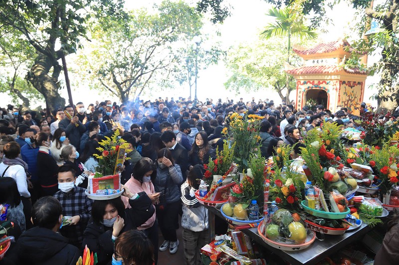 Vang ma nghi ngut, nghin nguoi chen nhau vai lay tai phu Tay Ho