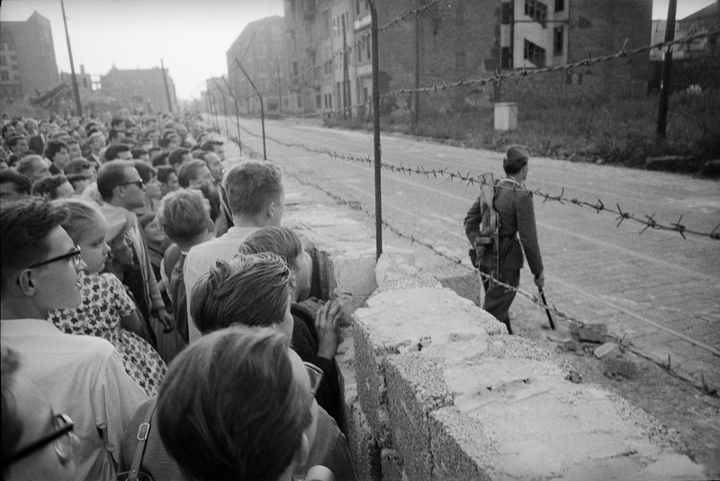 Vi sao Buc tuong Berlin duoc xay dung o Duc nam Tan Suu 1961?