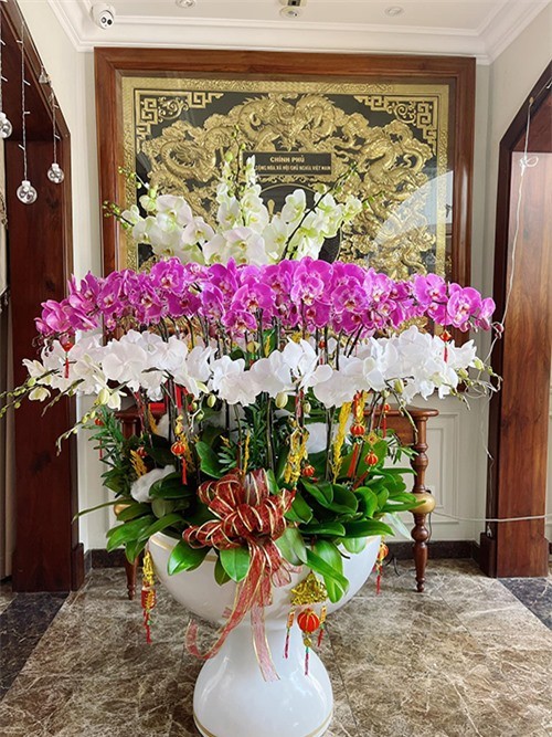 Bao Thy dai gia: Chon toan loai hoa hot trend dat tien trang hoang Tet-Hinh-6