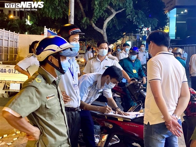 TP.HCM: Nhieu nha hang van don ca tram khach cung luc, bat chap lenh cam-Hinh-6