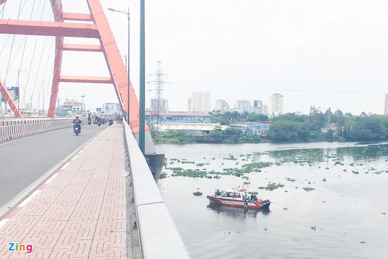 Nguoi phu nu mat tich sau khi roi cau Binh Loi