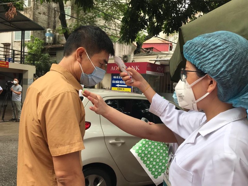 BV Phoi TU: Xet nghiem toan bo nhan vien, benh nhan va nguoi nha sau 2 ca duong tinh