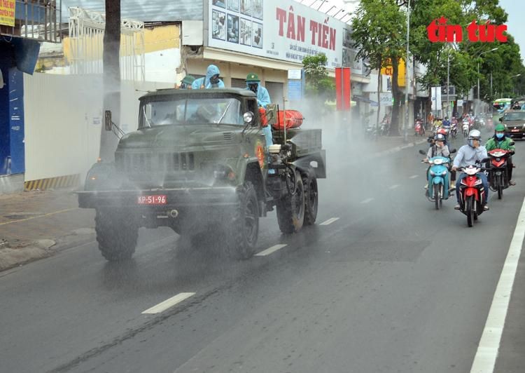 Xem xe dac chung quan doi phun khu khuan tai 'tam dich' quan Go Vap-Hinh-9