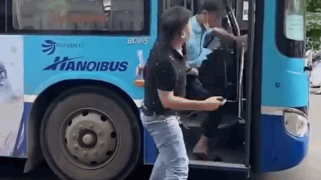 Video: Nguoi dan ong cam dao uy hiep phu xe buyt giua pho Ha Noi