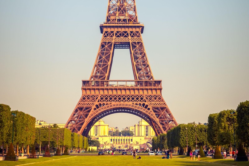 Thap Eiffel suyt bi do bo: Lo ly do soc lien quan “quai vat”-Hinh-7