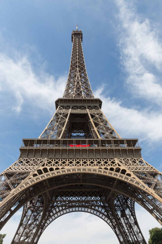 Thap Eiffel suyt bi do bo: Lo ly do soc lien quan “quai vat”-Hinh-8