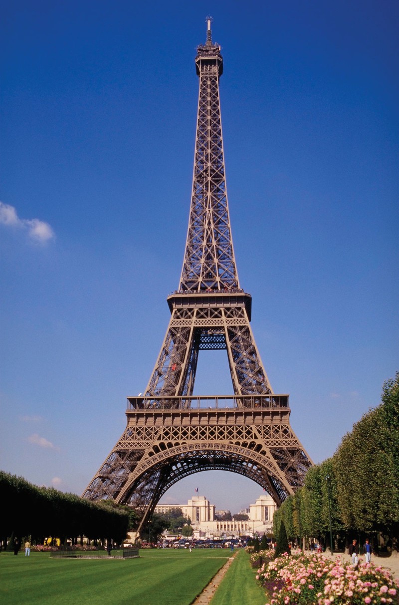 Thap Eiffel suyt bi do bo: Lo ly do soc lien quan “quai vat”-Hinh-9