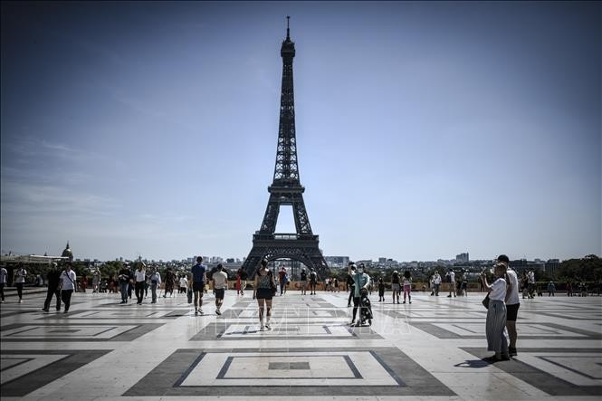 Thap Eiffel suyt bi do bo: Lo ly do soc lien quan “quai vat”-Hinh-6