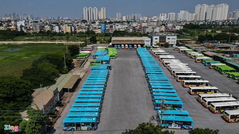 Hang tram xe buyt o Ha Noi cho ngay lan banh tro lai-Hinh-4