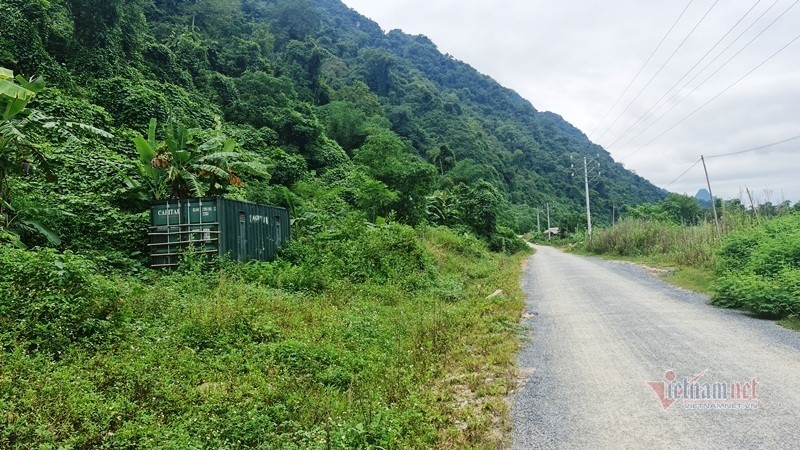 Thanh Hoa: Container thuoc no de ven duong, nguoi dan bat an