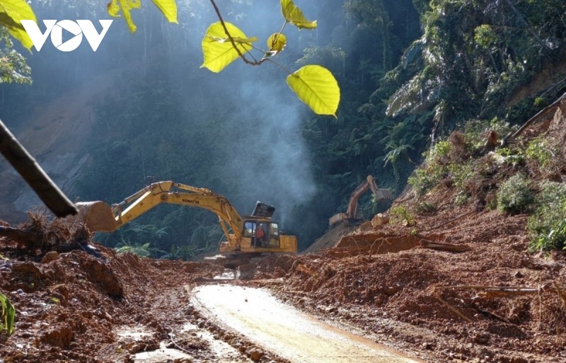 Khac phuc hu hong tren Quoc lo 1A qua cac tinh Mien Trung