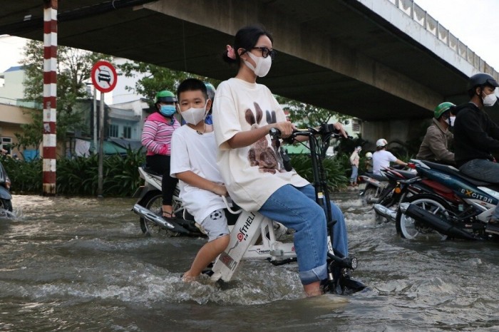 Duong sa TP.HCM thanh song, nguoi dan “danh vat” tro ve nha-Hinh-10