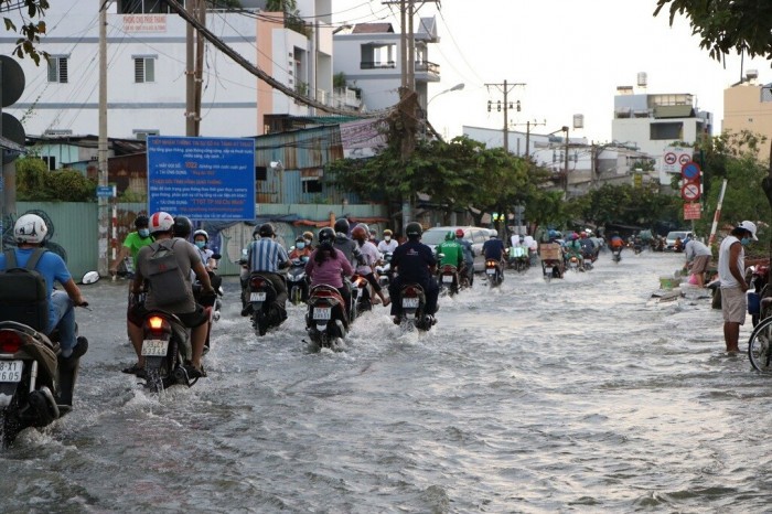 Duong sa TP.HCM thanh song, nguoi dan “danh vat” tro ve nha-Hinh-2