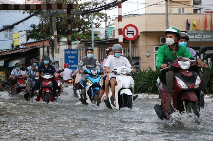 Duong sa TP.HCM thanh song, nguoi dan “danh vat” tro ve nha-Hinh-6