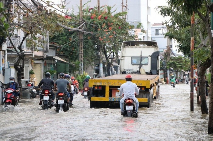 Duong sa TP.HCM thanh song, nguoi dan “danh vat” tro ve nha-Hinh-8