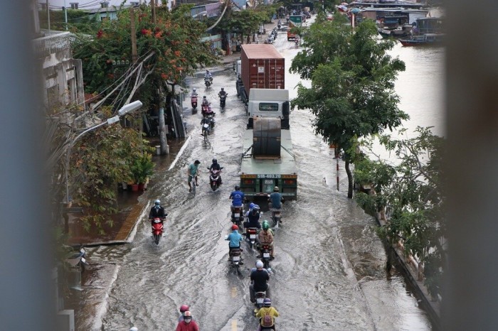 Duong sa TP.HCM thanh song, nguoi dan “danh vat” tro ve nha