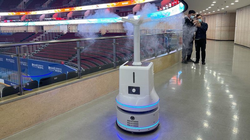 Noi soi Robot sat khuan phong COVID-19 phuc vu Olympic 2022