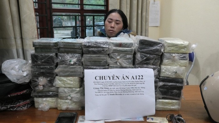 Bat doi tuong van chuyen 72 banh heroin sang mung 3 Tet