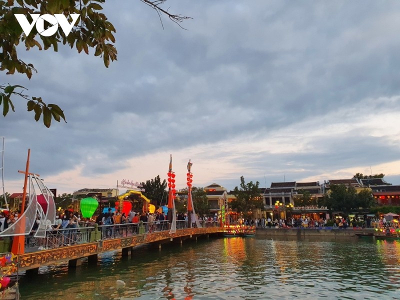 Nguoi dan, du khach chon Hue, Hoi An du xuan dau nam-Hinh-6