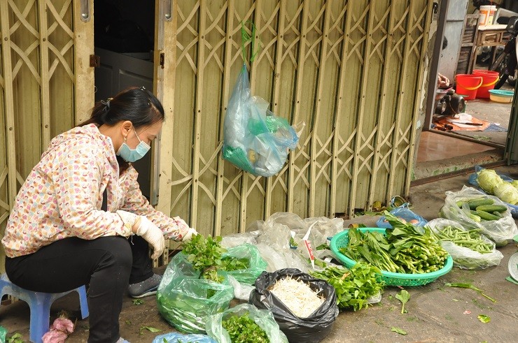 Di cho thoi COVID-19: Rau xanh dat hon thit bo, huong lieu xong 