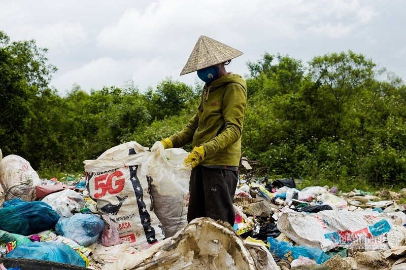 Ngay may man va xui xeo cua nhom phu nu boi tim trong dong rac-Hinh-7