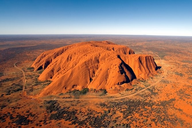 Len lay soi da o nui thieng Uluru, du khach gap 