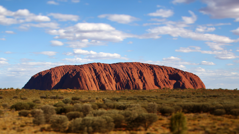 Len lay soi da o nui thieng Uluru, du khach gap 