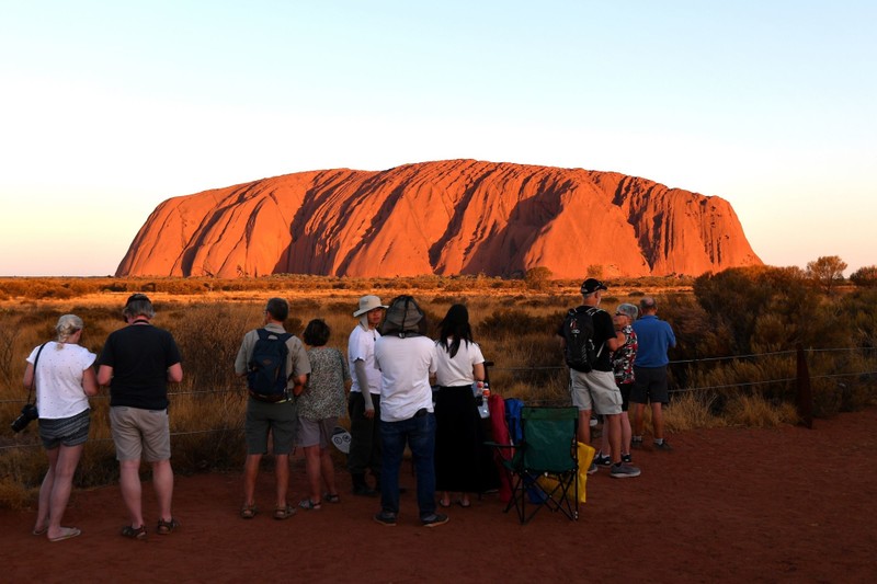 Len lay soi da o nui thieng Uluru, du khach gap 