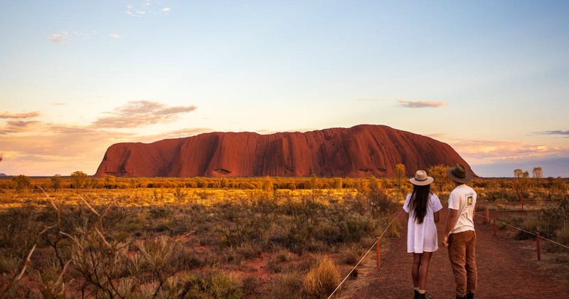 Len lay soi da o nui thieng Uluru, du khach gap 