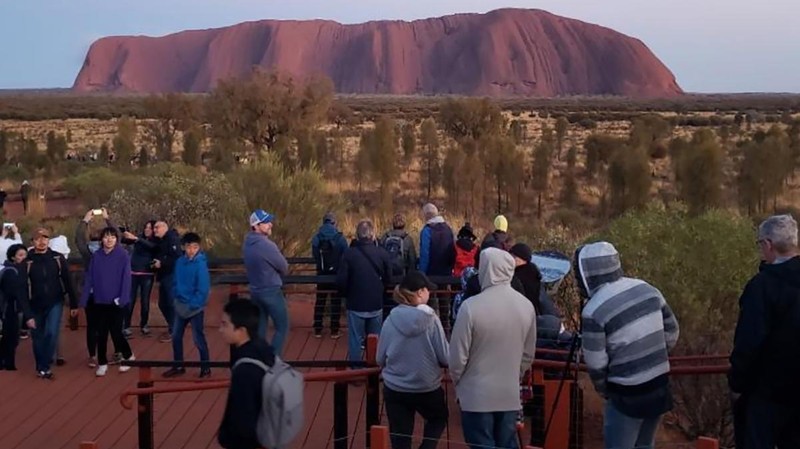 Len lay soi da o nui thieng Uluru, du khach gap 