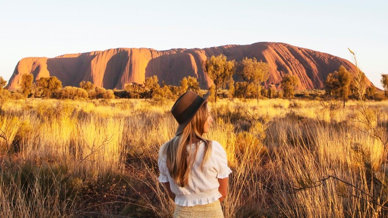 Len lay soi da o nui thieng Uluru, du khach gap 