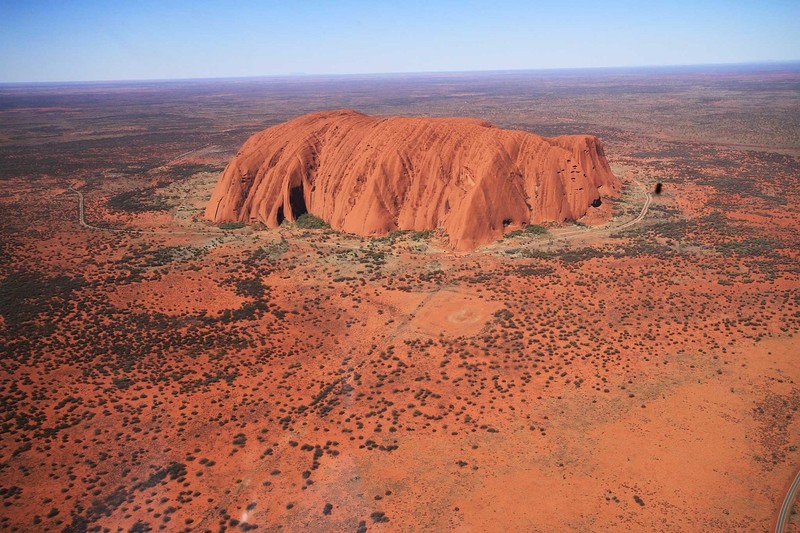 Len lay soi da o nui thieng Uluru, du khach gap 