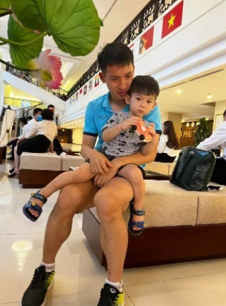Con gai Bui Tien Dung khoc, con trai Hung Dung doi mua an mung-Hinh-4