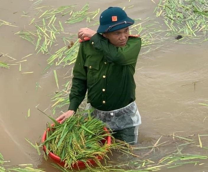 Chien sy Cong an Ha Noi ngam nuoc giup nguoi dan cuu lua-Hinh-5