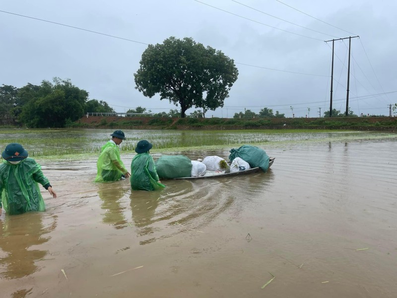 Chien sy Cong an Ha Noi ngam nuoc giup nguoi dan cuu lua