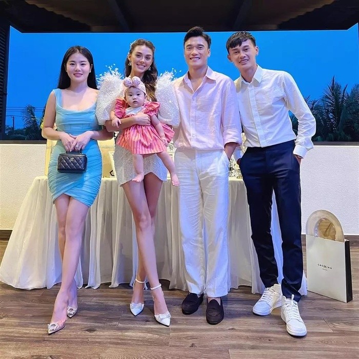 Ban than vo tinh lo chuyen vo moi cuoi Bui Tien Dung dang mang thai