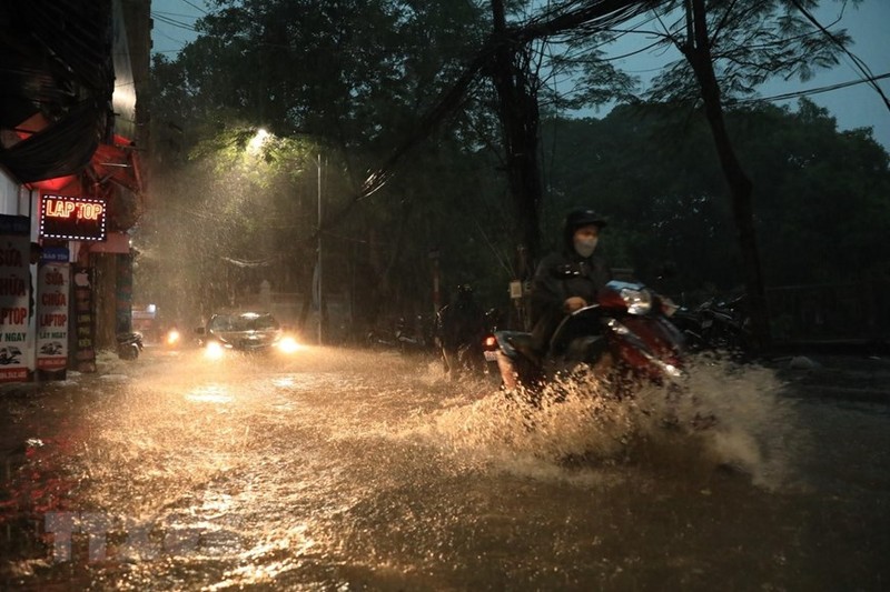 Mua lon bat ngo gay ngap nhieu tuyen duong tai Ha Noi-Hinh-4