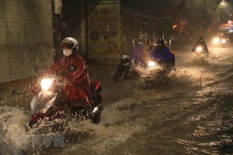 Mua lon bat ngo gay ngap nhieu tuyen duong tai Ha Noi-Hinh-7