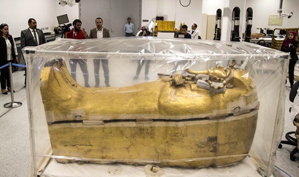 Mo mo pharaoh Tutankhamun, kinh ngac thay bau vat dan lo dien-Hinh-3